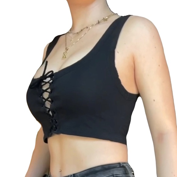 Black cropped lace up tank top - Picture 4 of 6